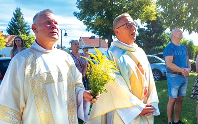 Uroczystościom przewodniczył ks. Wojciech Bohatyrewicz (z prawej) w asyście dk. Krzysztofa Łaszuka (z lewej).