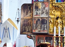 Mszę św. poprzedziło otwarcie skrzydeł ołtarza Koronacji Najświętszej Maryi Panny.