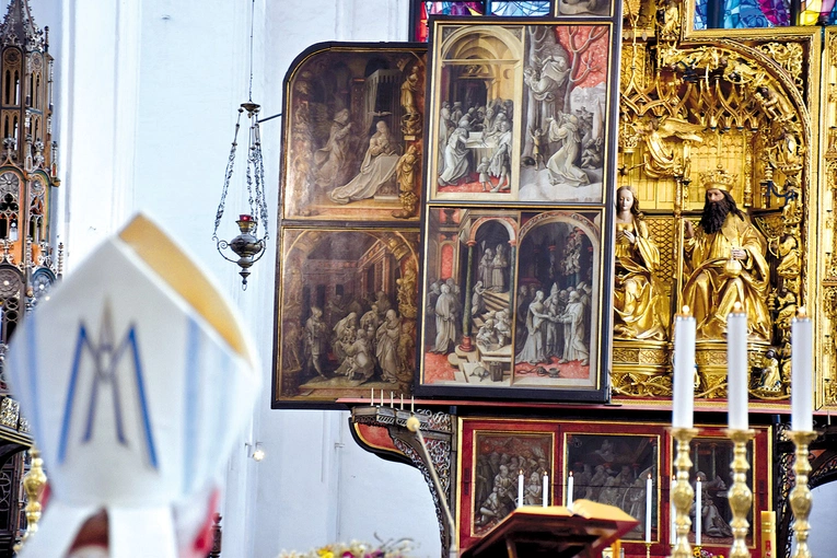 Mszę św. poprzedziło otwarcie skrzydeł ołtarza Koronacji Najświętszej Maryi Panny.