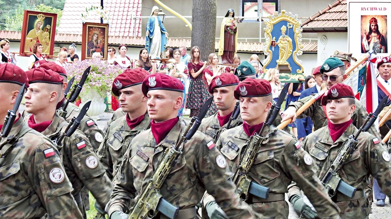 Wojsko świętowało z pielgrzymami.