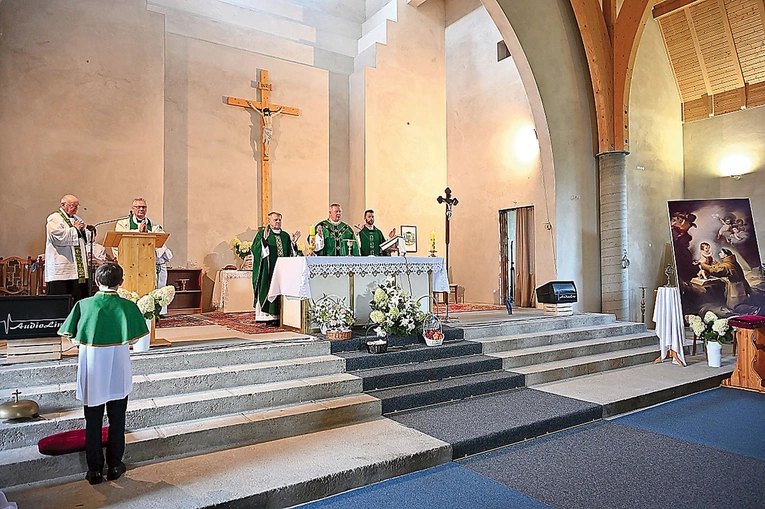 Wykończenie wnętrza świątyni to kolejny etap wielkiej budowy.