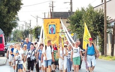 Pielgrzymki do sanktuarium trwają cały rok, jednak 15 sierpnia wierni szczególnie dają się namówić na wędrówkę.