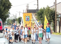 Pielgrzymki do sanktuarium trwają cały rok, jednak 15 sierpnia wierni szczególnie dają się namówić na wędrówkę.