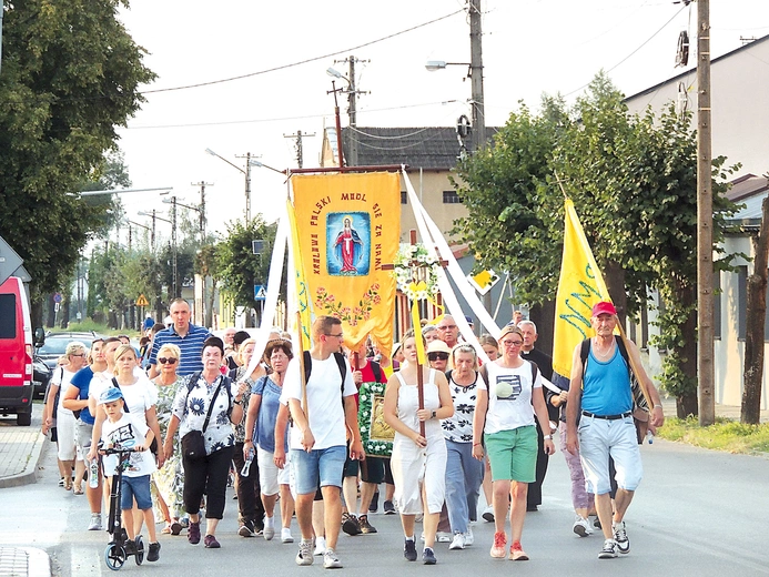 Pielgrzymki do sanktuarium trwają cały rok, jednak 15 sierpnia wierni szczególnie dają się namówić na wędrówkę.