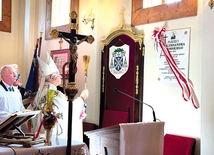 Podczas liturgii, której przewodniczył biskup senior Andrzej F. Dziuba, poświęcono i odsłonięto dwie pamiątkowe tablice.