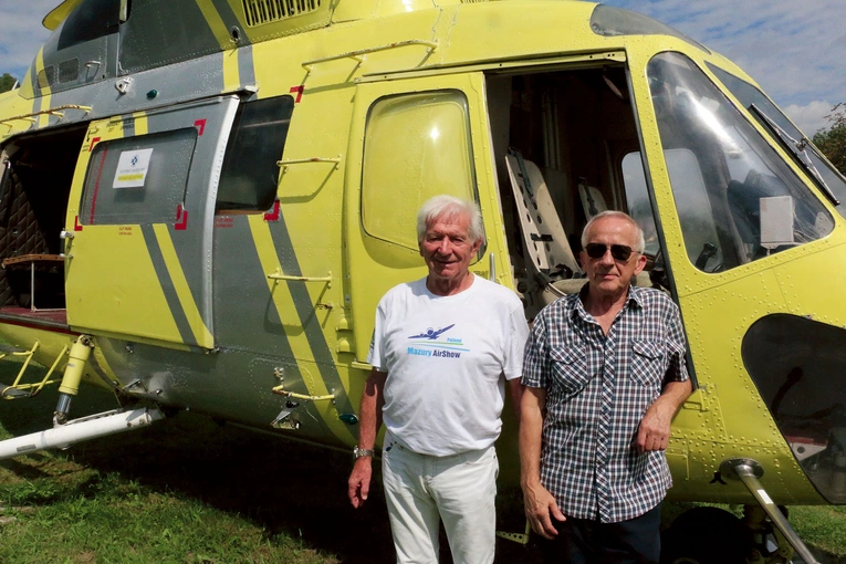 Przed muzealnym helikopterem stoją piloci, którzy znali Bogusława Arendarczyka, poległego w tragicznym locie ratunkowym – jego wujek kpt. lotnictwa cywilnego Józef Wójtowicz (po lewej) i Jan Więcek, który uczestniczył wraz z nim w akcjach.
