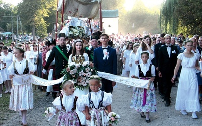 Procesję Zaśnięcia Matki Bożej tworzyło 96 asyst, a także liczne orkiestry.