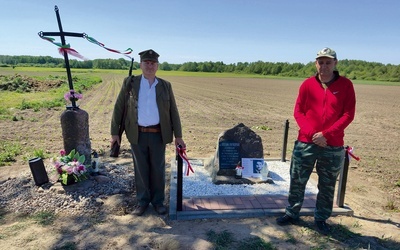 Odnowiony pomnik znajduje się obok przydrożnego krzyża.