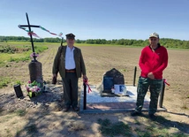 Odnowiony pomnik znajduje się obok przydrożnego krzyża.