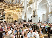 Panie w różnym wieku i różnych stanów wypełniły bardzką bazylikę. 
