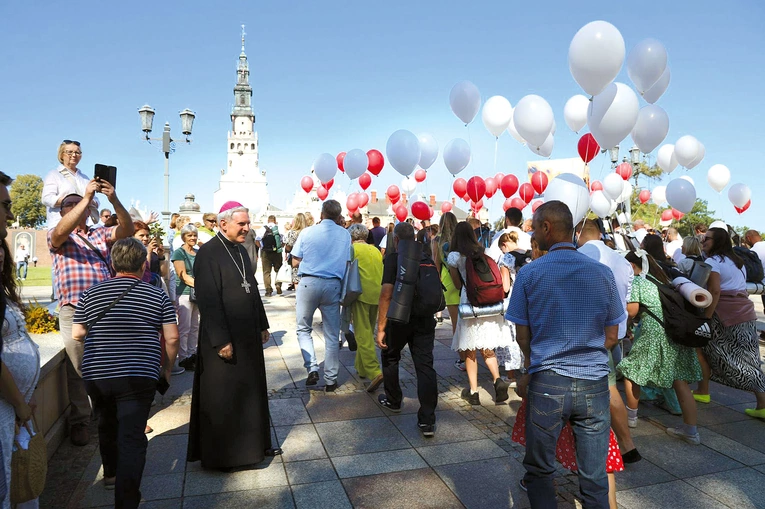 Na pielgrzymów pod jasnogórskim szczytem oczekiwał bp Krzysztof Nitkiewicz.