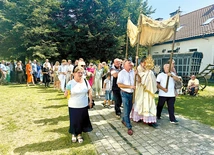 Suma odpustowa zakończyła się procesją eucharystyczną wokół kościoła.
