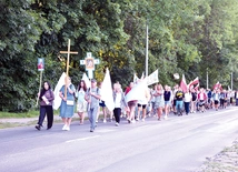 Pielgrzymi w drodze.
