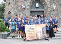 Grupa pielgrzymów przed jarosławickim kościołem.