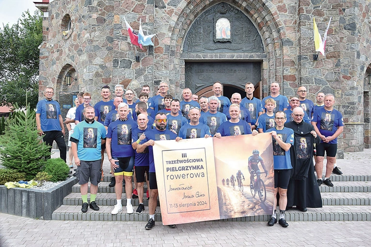 Grupa pielgrzymów przed jarosławickim kościołem.