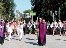 Pielgrzymi ziemi opoczyńskiej przed szczyt wchodzili w strojach ludowych.