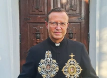 Proboszcz ks. Jarosław Wojcieski z relikwiami patronów.