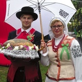 Tutejsze dożynki przyciągają też ludowymi strojami mieszkańców.