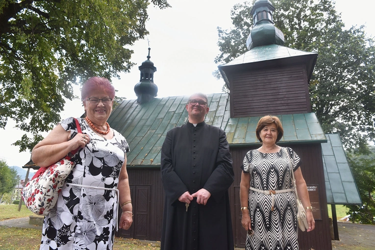 Od lewej: pani Teresa, ks. Bogdan i pani Rozalia przed pasierbieckim wotum za uratowane życie.