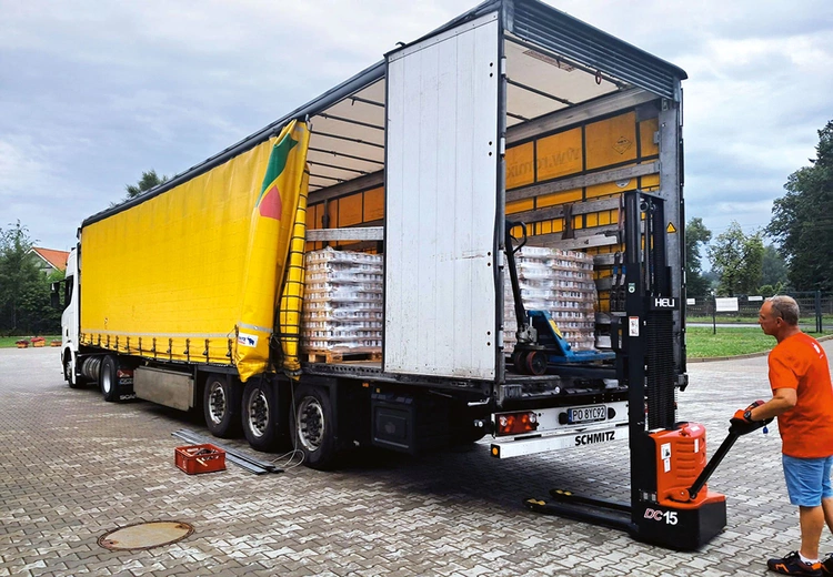 Pierwsze transporty żywności już dotarły.