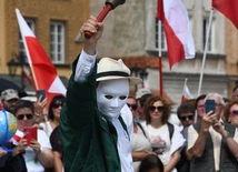 Kilkaset osób z całej Polski protestowało na pl. Zamkowym przeciwko zmianom MEN w zakresie nauczania religii