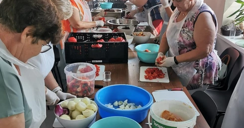 Seniorki wekowały Boże dary razem z Caritas