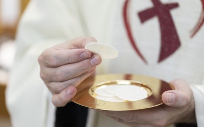 Papież zachęca do adoracji Jezusa w Eucharystii