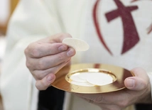 Papież zachęca do adoracji Jezusa w Eucharystii