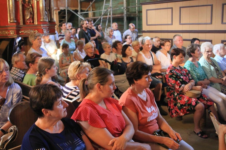 Róża zaklęta w drewnie. Sanktuarium św. Anny w Oleśnie