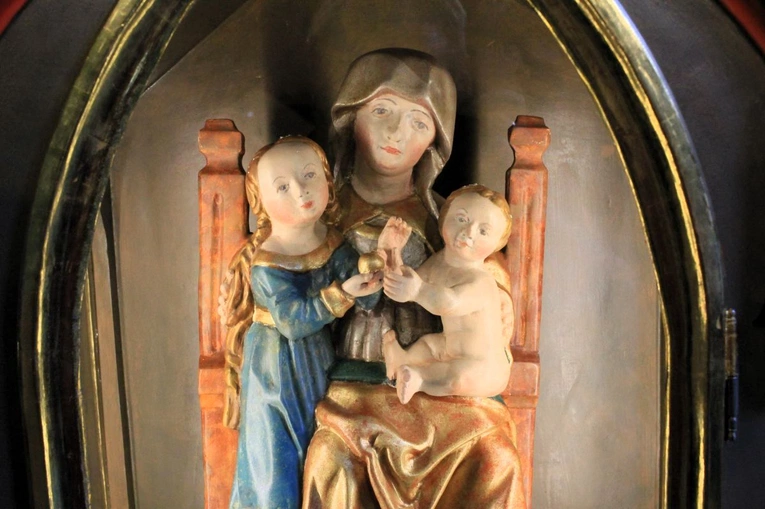 Róża zaklęta w drewnie. Sanktuarium św. Anny w Oleśnie