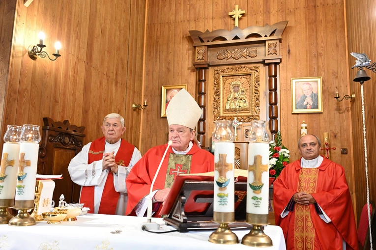 Pomnik bł. Jerzego Popiełuszki w Dębkach