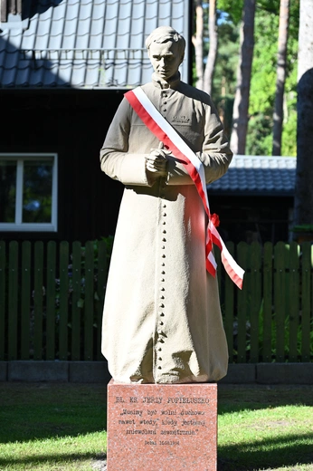 Pomnik bł. Jerzego Popiełuszki w Dębkach