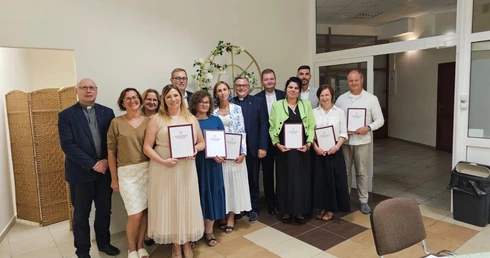 Dyplomy w rękach absolwentów