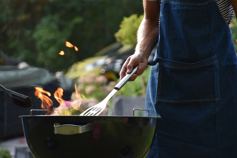 Jaki grill ogrodowy wybrać: węglowy, czy gazowy? Wady i zalety