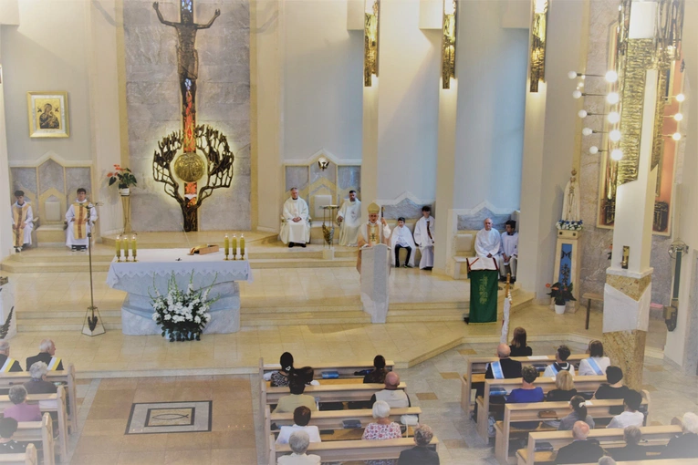 Pobłogosławienie pierwszej w Polsce kapliczki Matki Bożej Królowej Gór z Oropy