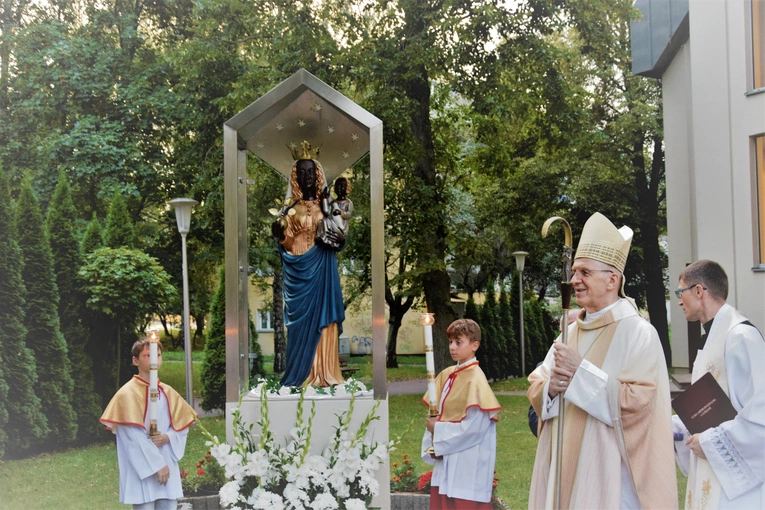 Pobłogosławienie pierwszej w Polsce kapliczki Matki Bożej Królowej Gór z Oropy