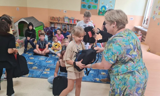 Archidiecezja Katowicka. Trwa akcja Caritas “Tornister Pełen Uśmiechów”