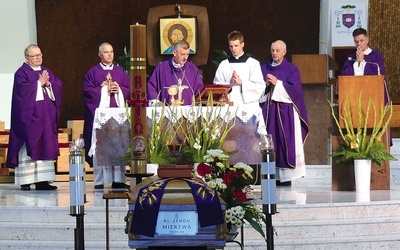 	Uroczystości pogrzebowe rozpoczęły się w aleksandrowickiej świątyni.