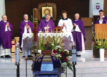 	Uroczystości pogrzebowe rozpoczęły się w aleksandrowickiej świątyni.