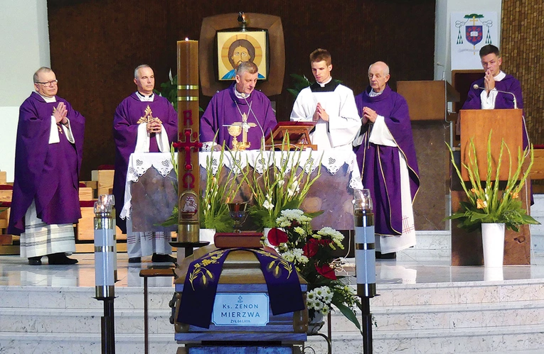 	Uroczystości pogrzebowe rozpoczęły się w aleksandrowickiej świątyni.