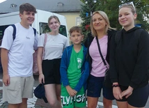 	Ilona Krzus (druga z prawej) z Amelką, Michałem,  Szymonem i Wiolą.