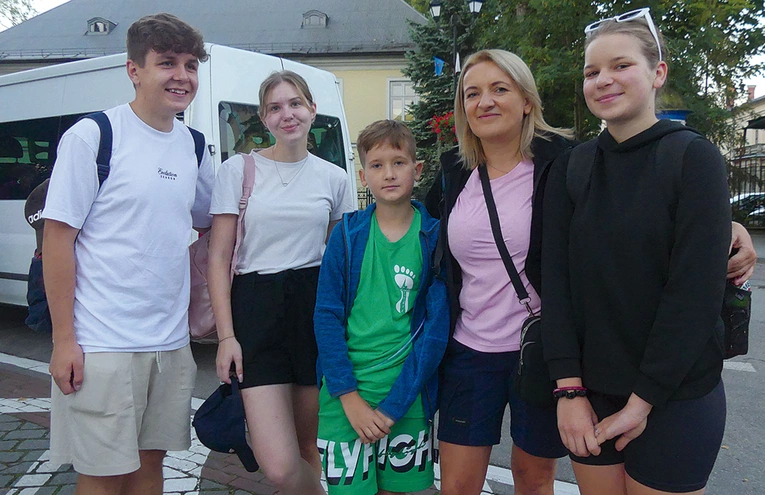 	Ilona Krzus (druga z prawej) z Amelką, Michałem,  Szymonem i Wiolą.