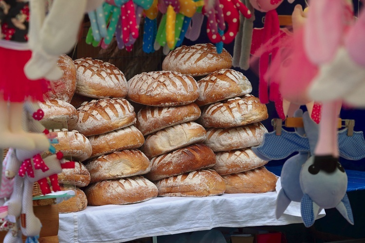 Pomimo dziesiątek różnorodnych atrakcji w centrum wydarzenia cały czas znajdują się chlebowe wypieki.