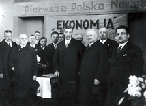 	Międzynarodowe Targi Poznańskie, rok 1930. Szef resortu (pierwszy rząd, czwarty z prawej) zwiedza stoisko z pierwszą polską maszyną do pisania konstrukcji Bernarda Rohowskiego.