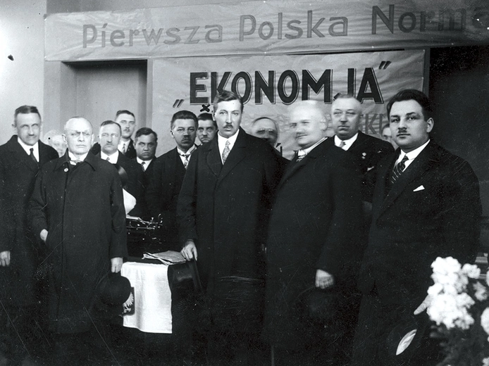 	Międzynarodowe Targi Poznańskie, rok 1930. Szef resortu (pierwszy rząd, czwarty z prawej) zwiedza stoisko z pierwszą polską maszyną do pisania konstrukcji Bernarda Rohowskiego.