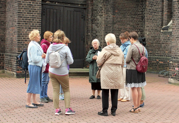 	Modlitwa przed kościołem św. Franciszka w Zabrzu-Zaborzu.