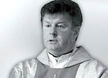 	Święcenia prezbiteratu przyjął 13 maja 1989 roku.