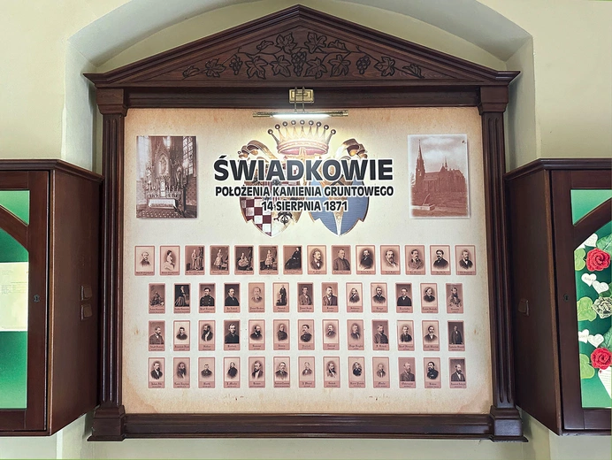 	W przedsionku umieszczono kopie fotografii odnalezionych w kapsule czasu na wieży świątyni.