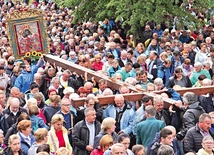 Podczas Drogi Krzyżowej kobiety poniosą kopię kalwaryjskiego obrazu, a mężczyźni – krzyż. O 11.30 rozpocznie się Msza św.