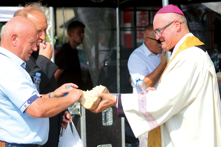 Biskup pobłogosławił dożynkowy bochen, a po Mszy św. dzielił się nim ze zgromadzonymi.